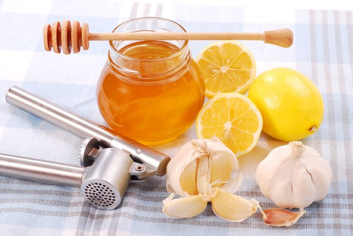 Лечение стенокардии мёдом, лимоном и чесноком