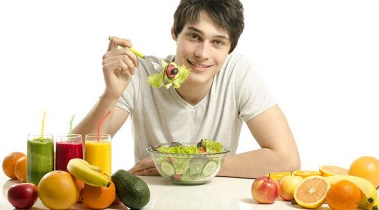 Человек ест здоровую пищу