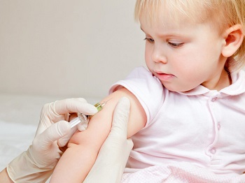 Девочке делают прививку