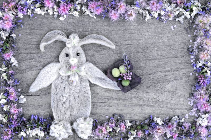  A composição do coelho das folhas da flor Stakhis e do quadro das flores Spirea e Veronica fotos de stock